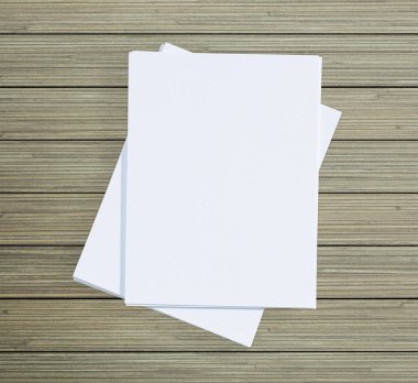 Ahşap masa arka plan üzerinde beyaz kağıt