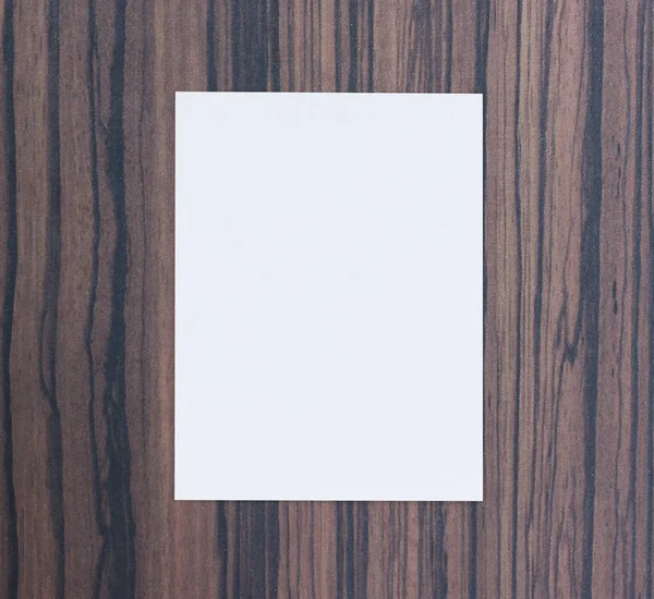Witboek over houten tafel van achtergrond — Stockfoto