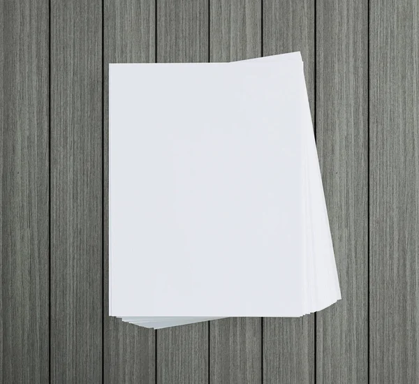 Белая бумага на деревянном столе фона — стоковое фото