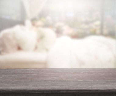 Masa üstü ve bulanıklık arka planda yatak odası