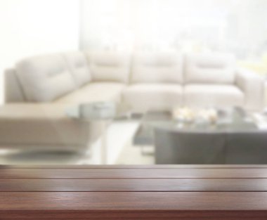 Masa üstü ve arka planın bulanık oturma odası