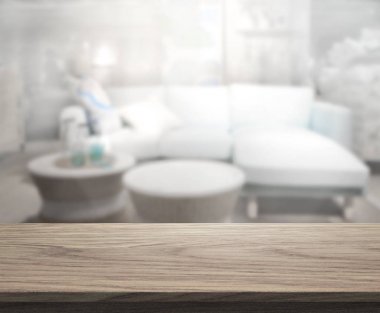 Masa üstü ve arka planın bulanık oturma odası