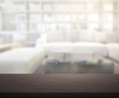 Masa üstü ve arka planın bulanık oturma odası