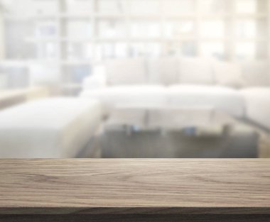 Masa üstü ve arka planın bulanık oturma odası