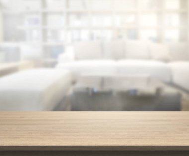 Masa üstü ve arka planın bulanık oturma odası