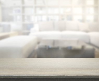 Masa üstü ve arka planın bulanık oturma odası