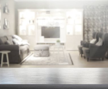 Masa üstü ve arka planın bulanık oturma odası