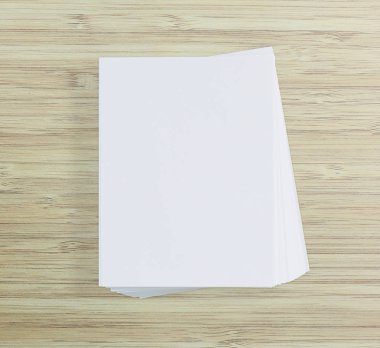 Ahşap masa arka plan üzerinde beyaz kağıt