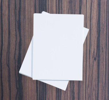 Ahşap masa arka plan üzerinde beyaz kağıt