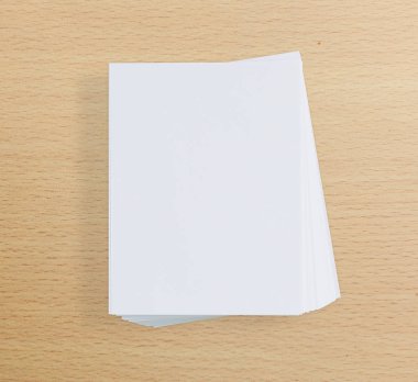 Ahşap masa arka plan üzerinde beyaz kağıt