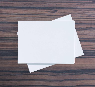 Ahşap masa arka plan üzerinde beyaz kağıt