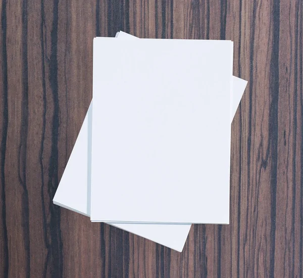 Ahşap masa arka plan üzerinde beyaz kağıt