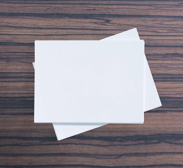 Ahşap masa arka plan üzerinde beyaz kağıt