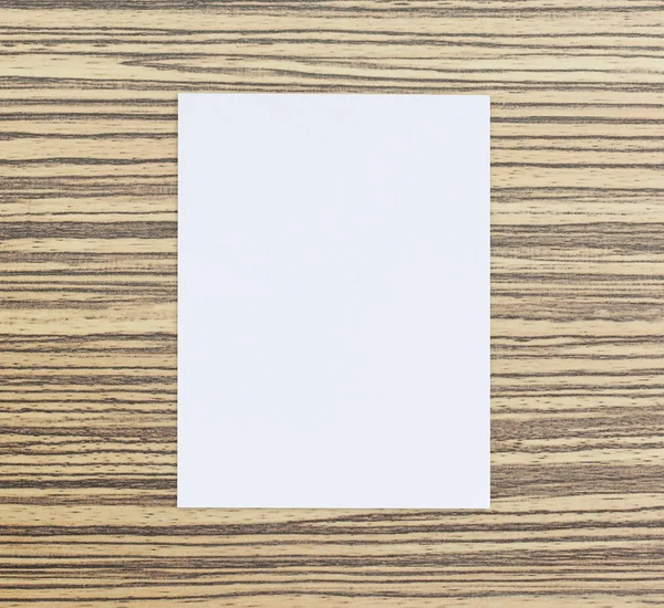 白色纸放在木桌的背景 — 图库照片