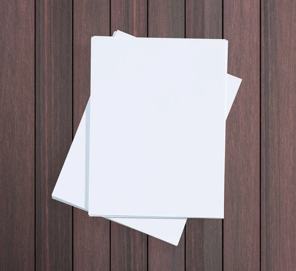Ahşap masa arka plan üzerinde beyaz kağıt