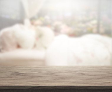 Masa üstü ve bulanıklık arka planda yatak odası