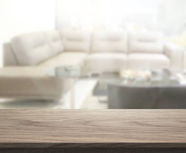 Masa üstü ve arka planın bulanık oturma odası