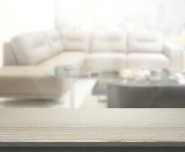 Masa üstü ve arka planın bulanık oturma odası