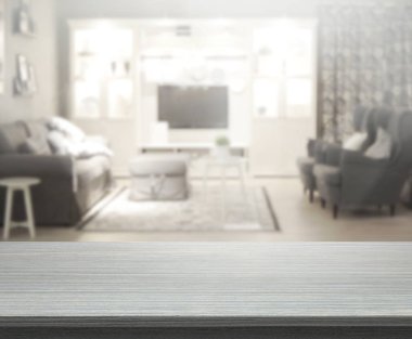 Masa üstü ve arka planın bulanık oturma odası