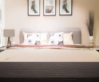 Masa üstü ve bulanıklık arka planda yatak odası