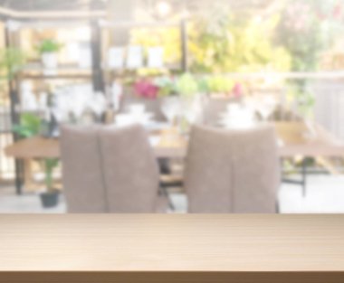Arka plandaki Masa Üstü ve Bulanık Yemek Odası