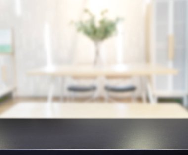 Arka plandaki Masa Üstü ve Bulanık Yemek Odası