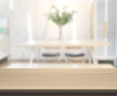 Arka plandaki Masa Üstü ve Bulanık Yemek Odası