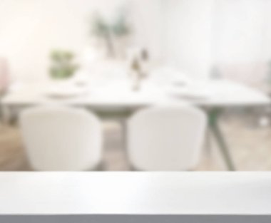 Arka plandaki Masa Üstü ve Bulanık Yemek Odası
