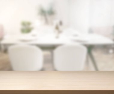 Arka plandaki Masa Üstü ve Bulanık Yemek Odası