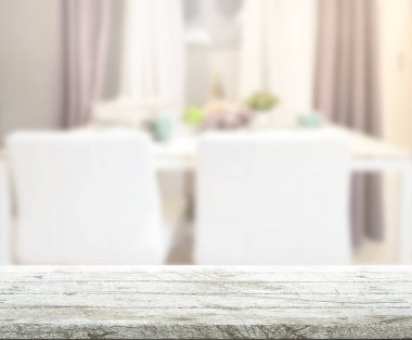 Arka plandaki Masa Üstü ve Bulanık Yemek Odası