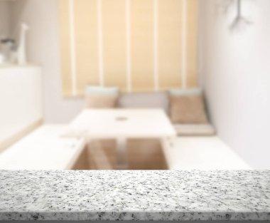 Arka plandaki Masa Üstü ve Bulanık Yemek Odası