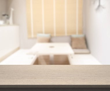 Arka plandaki Masa Üstü ve Bulanık Yemek Odası