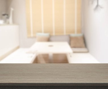 Arka plandaki Masa Üstü ve Bulanık Yemek Odası