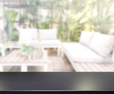 Masa üstü ve arka planın bulanık oturma odası