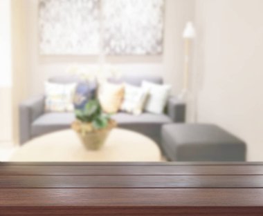 Masa üstü ve arka planın bulanık oturma odası