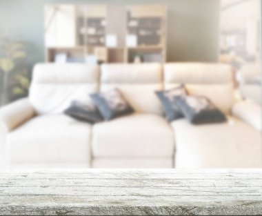 Masa üstü ve arka planın bulanık oturma odası