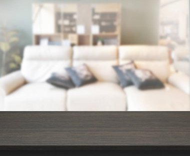 Masa üstü ve arka planın bulanık oturma odası