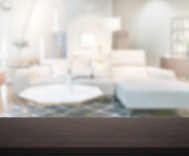 Masa üstü ve arka planın bulanık oturma odası