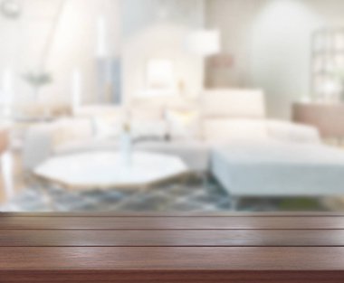 Masa üstü ve arka planın bulanık oturma odası