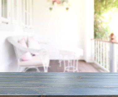 Masa üstü ve arka planın bulanık oturma odası