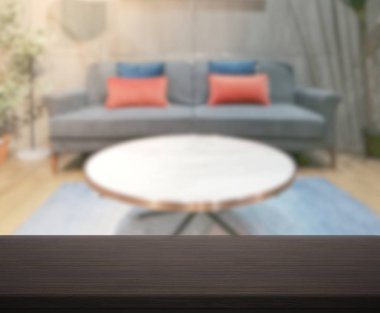 Arka planın Masa Üstü ve Bulanık Oturma Odası