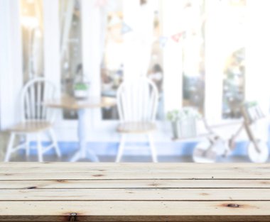 Masa üstü ve arka planın bulanık oturma odası