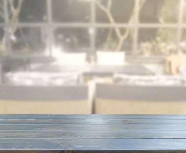 Arka planın Masa Üstü ve Bulanık Oturma Odası