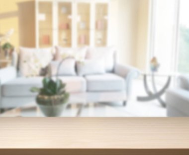 Masa üstü ve arka planın bulanık oturma odası