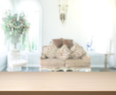 Masa üstü ve arka planın bulanık oturma odası