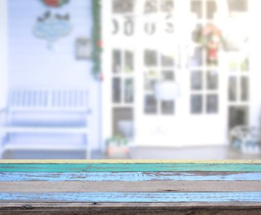 Masa üstü ve arka planın bulanık oturma odası