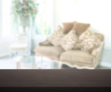 Masa üstü ve arka planın bulanık oturma odası