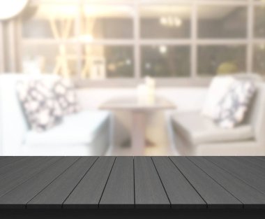 Arka plandaki masa üstü ve bulanık restoran