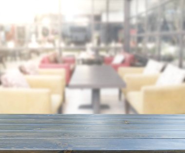 Arka plandaki masa üstü ve bulanık restoran