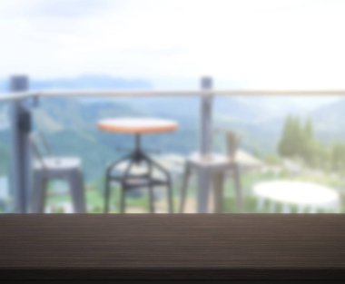 Arka plandaki masa üstü ve bulanık restoran